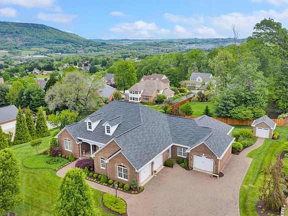 3rd image of 515 Stoneledge Dr
