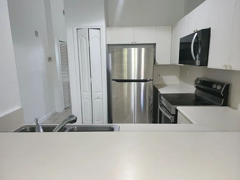 1539 SE 27th St #201 — Photo 4