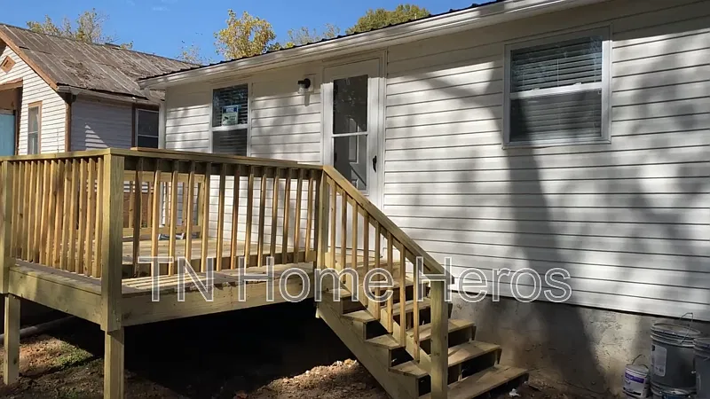 3 bed, 1.0 bath, 858 sqft, $1,600 — Photo 4