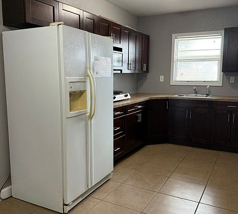 5th image of 7507 N Saint Peter Ave #A