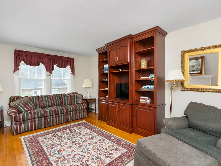 1001 Lyndhurst Rd — Photo 4