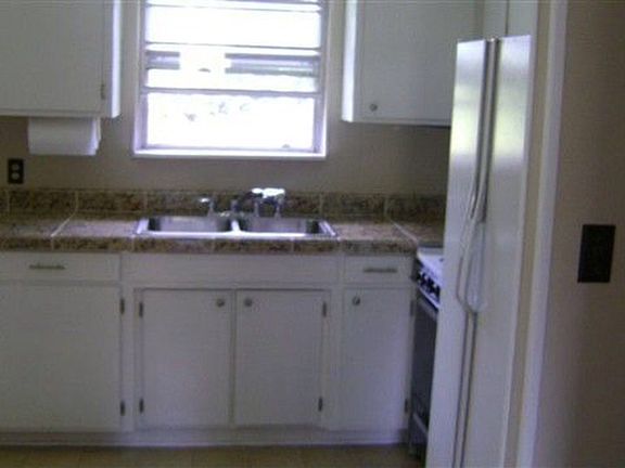 4th image of 2600 Mountain View Dr SE