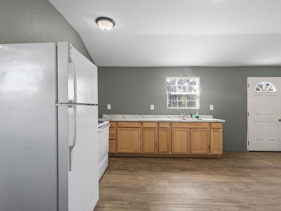 3rd image of 985 NE Gooseberry St