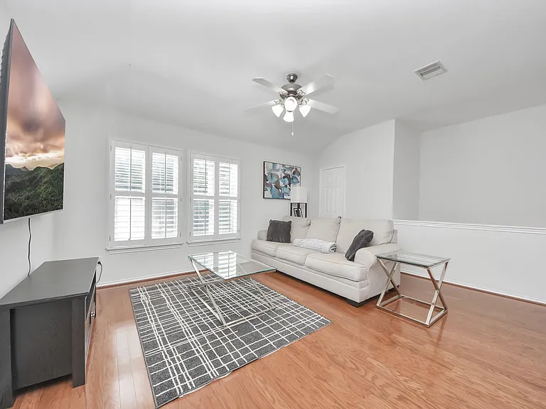 943 W Heights Hollow Ln — Photo 10