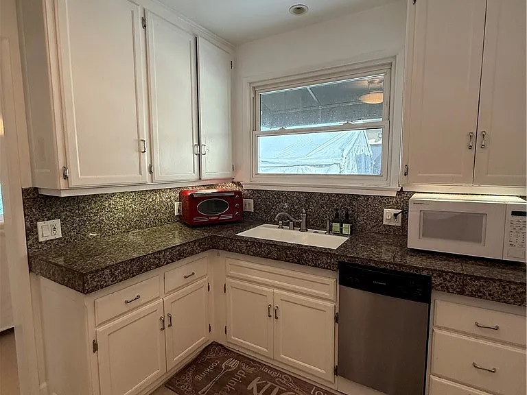 1216 S Cochran Ave — Photo 9