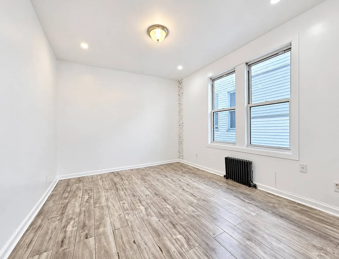 677 Dawson St — Photo 3