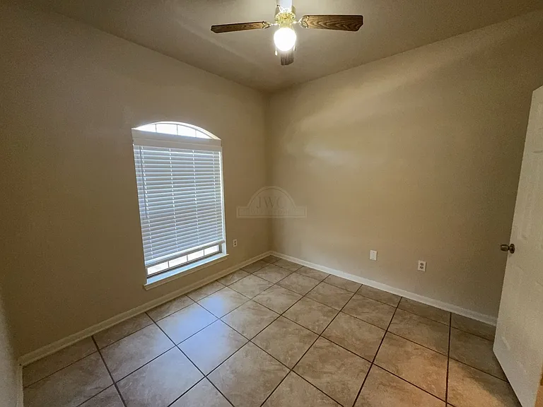 3906 Lone Oak Dr — Photo 9