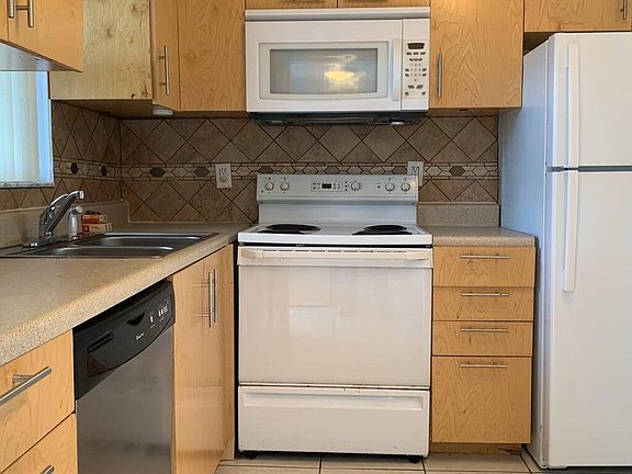 4th image of 9355 SW 8th St APT 208