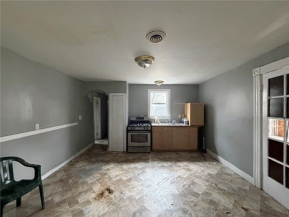 4th image of 236 Whitney St