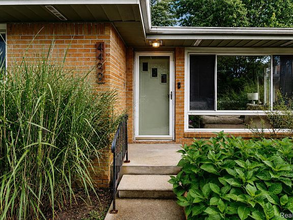 4th image of 4499 S Linden Rd