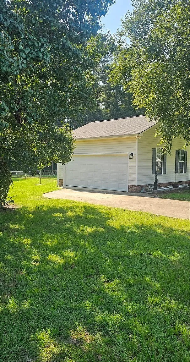 3 bed, 2.0 bath, 1448 sqft, $1,695 — Photo 2