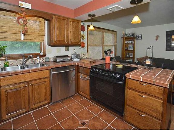 3rd image of 34 Meadow Dr