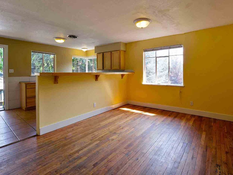 735-737 19th Street Living/ Dining Room