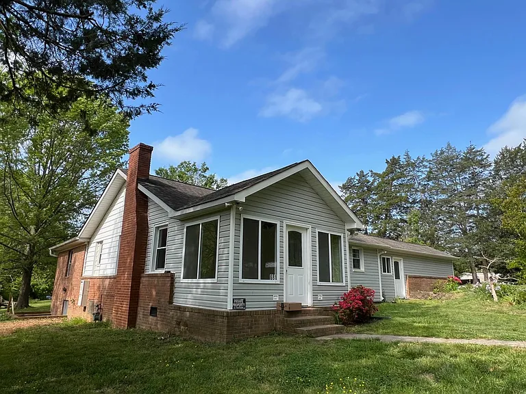681 Combs Cir — Photo 3