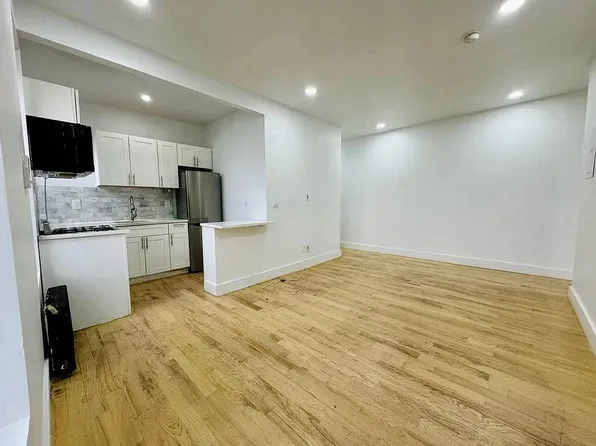 1819 Beverley Road image 3 of 20