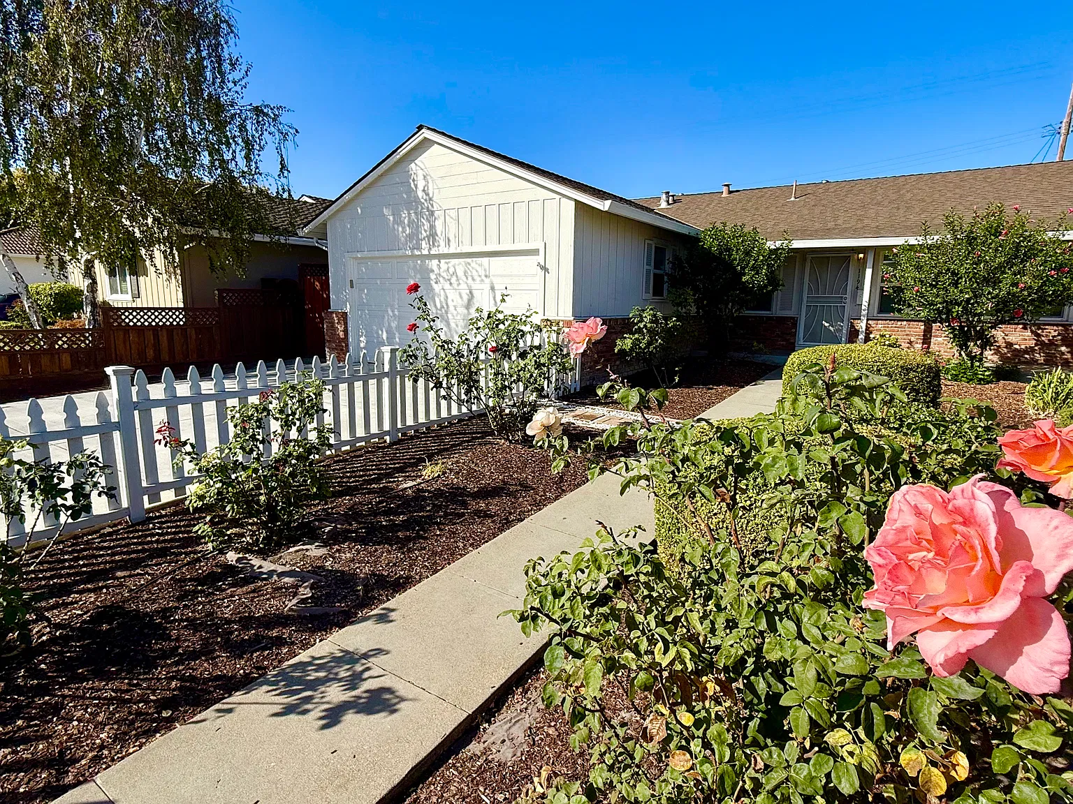 3 bed, 1078 sqft, $4,350 — Photo 1