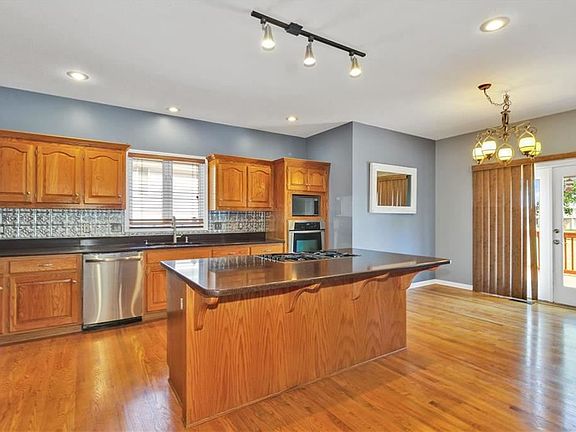 5th image of 4707 N Lakewood Dr