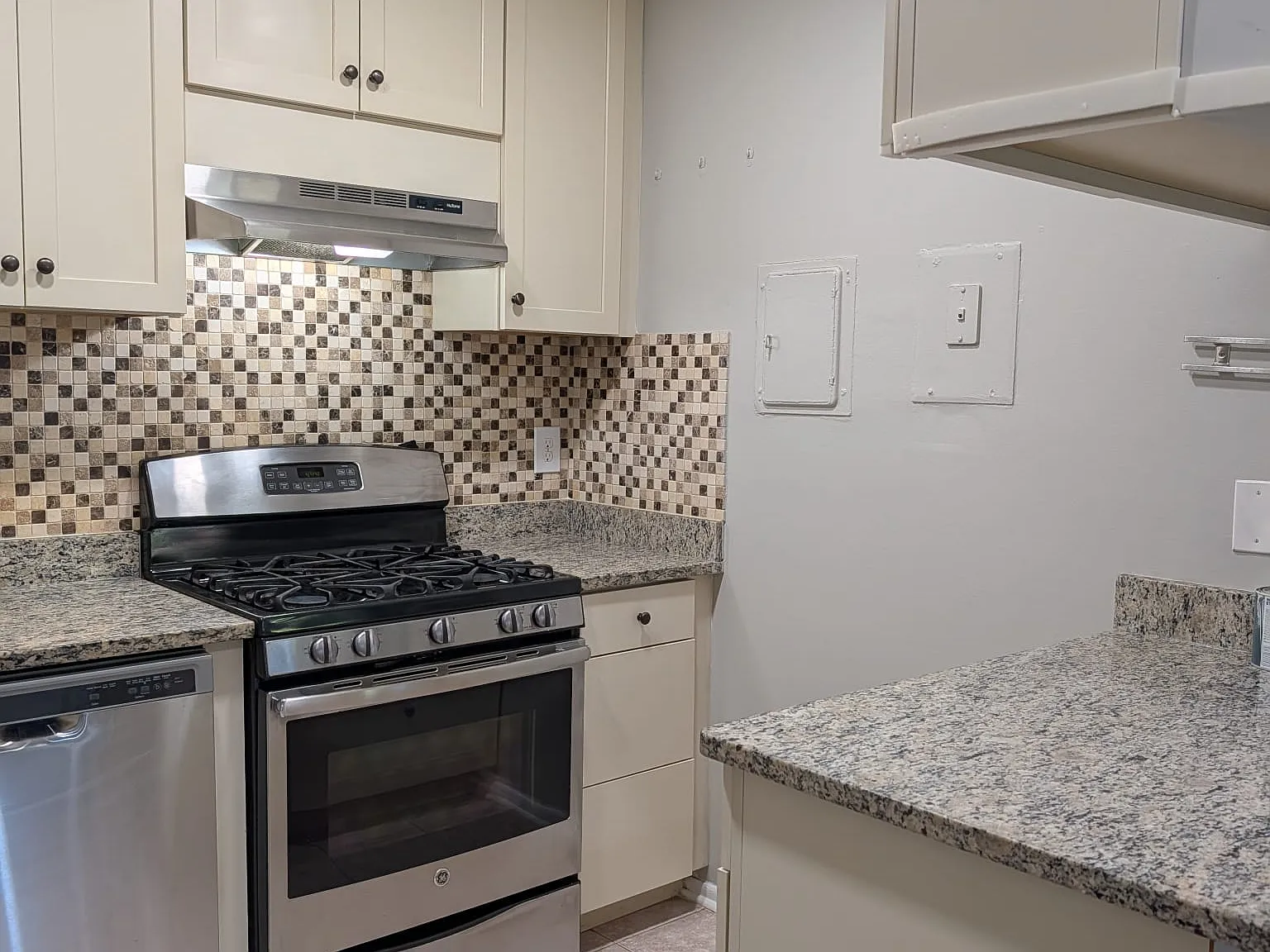 2 bed, 925 sqft, $2,100 — Photo 2