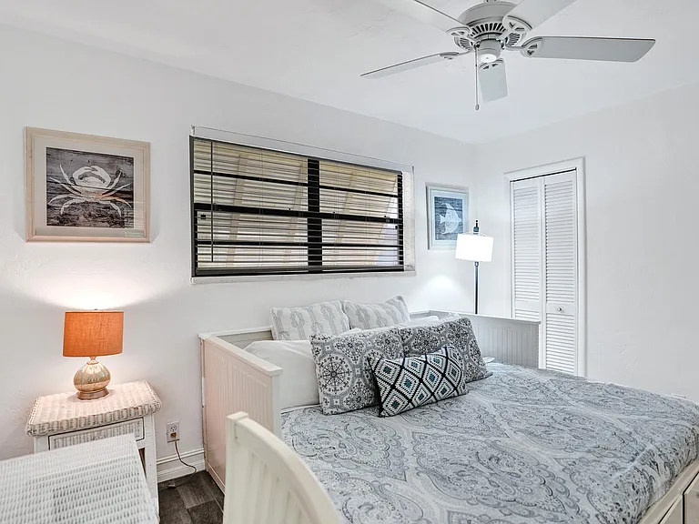 107 N Swinton Cir — Photo 11