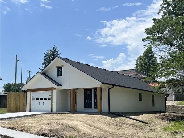 417 N Main St, Cameron, MO 64429