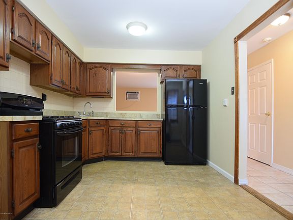 4th image of 25 McCormick Pl