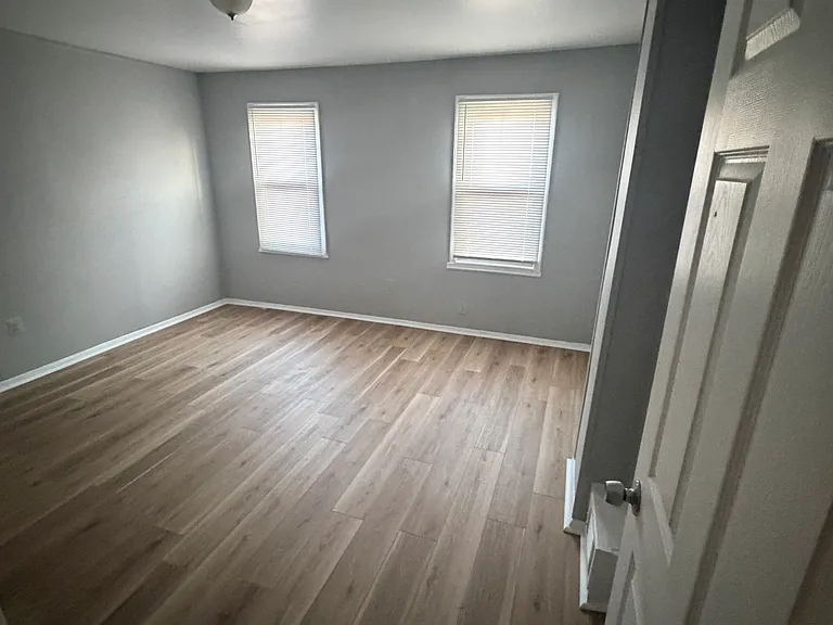 439 Jackson St — Photo 8