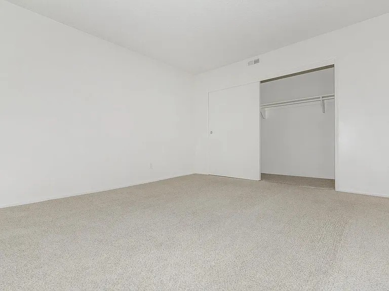 Hampshire Square Apartment Homes — Photo 38