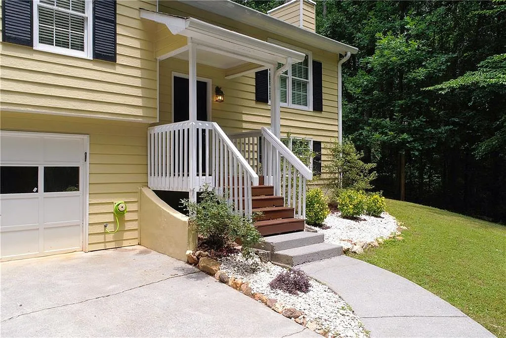 4 bed, 2.0 bath, 1333 sqft, $1,750 — Photo 2