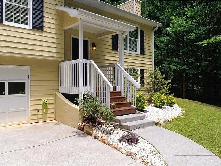127 Angela Ln — Photo 2