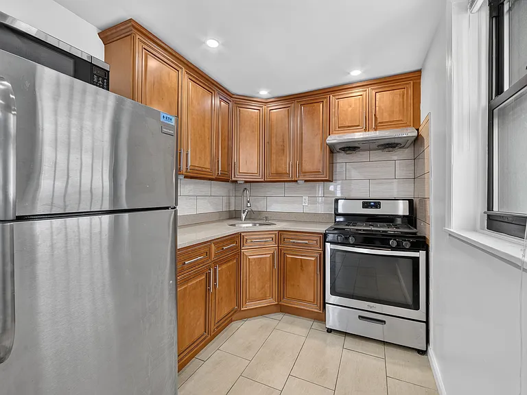 210 Grand St #2F — Photo 8
