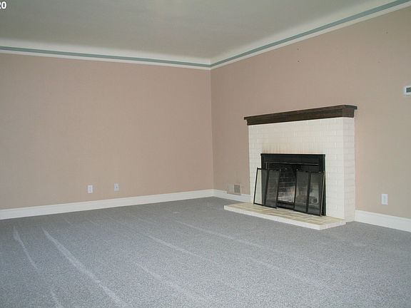 4th image of 728 NE Birchwood Dr