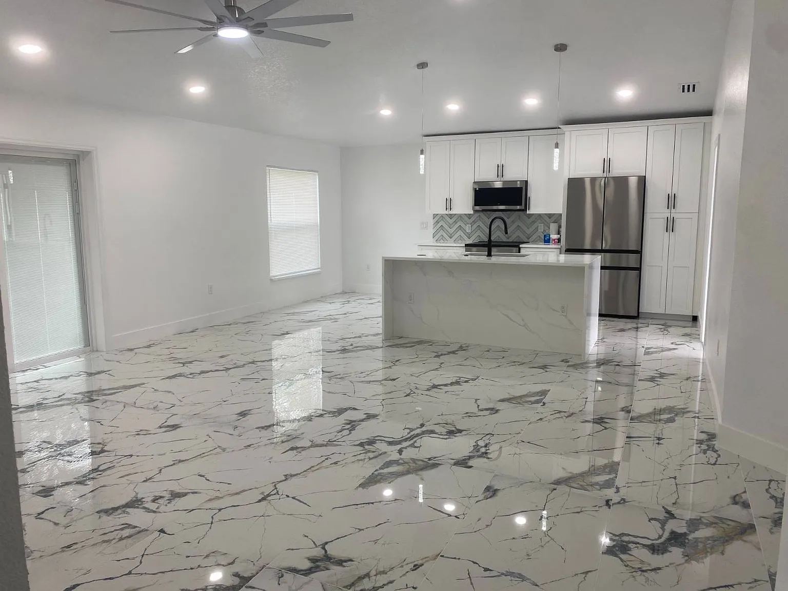 3 bed, 2.0 bath, 1230 sqft, $2,300 — Photo 3