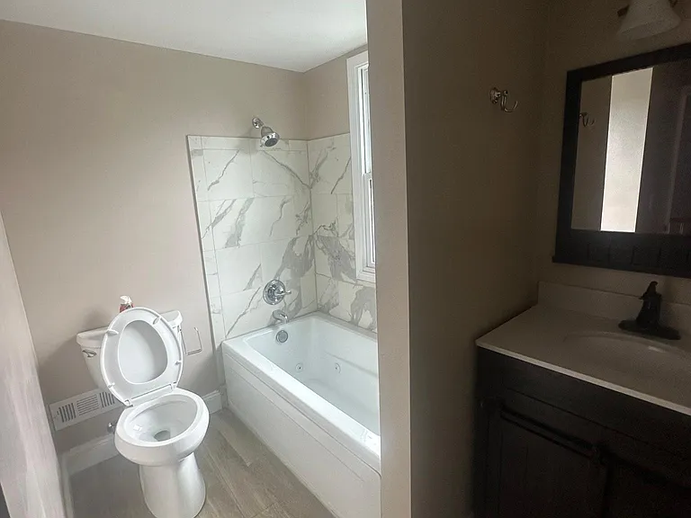 1063 Summit St — Photo 9