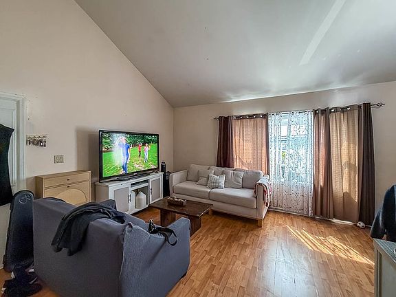 4th image of 332 Winfield Ave