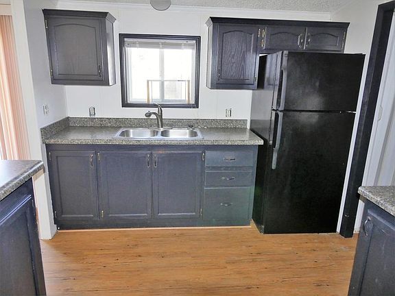 3rd image of 2563 La Forest Ave