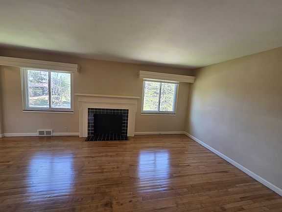 5th image of 11 Shorewood Dr