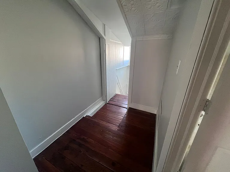 2104 Bank St — Photo 25