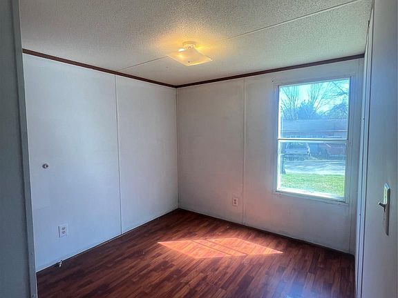 4th image of 203 Tall Pines Ln