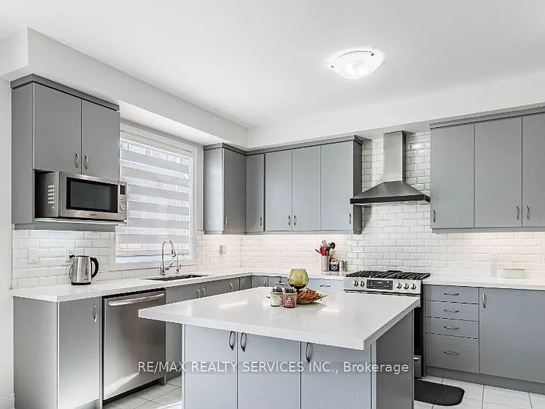 17 Overstone Rd E — Photo 9