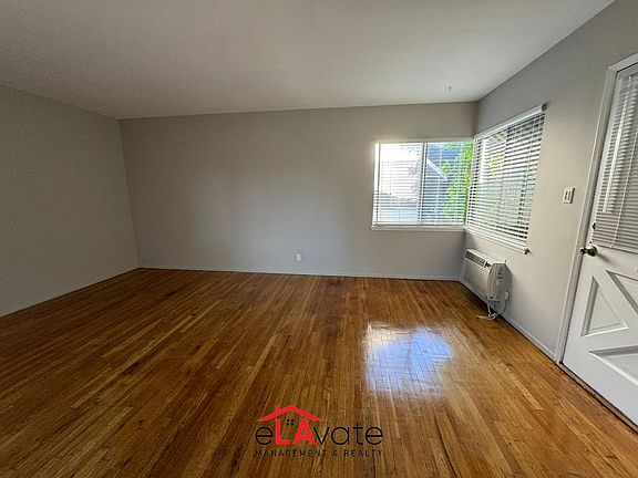 3rd image of 12161 Chandler Blvd #1B-1Ba
