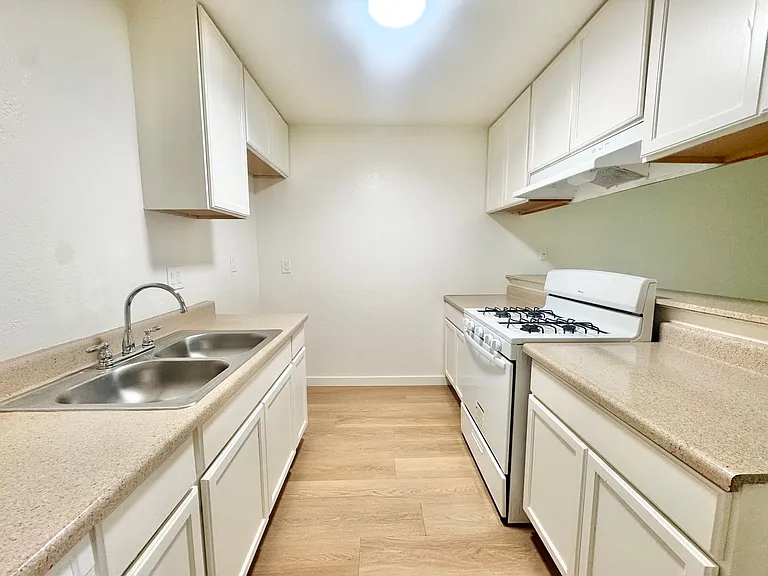 Westpark Apartments — Photo 12