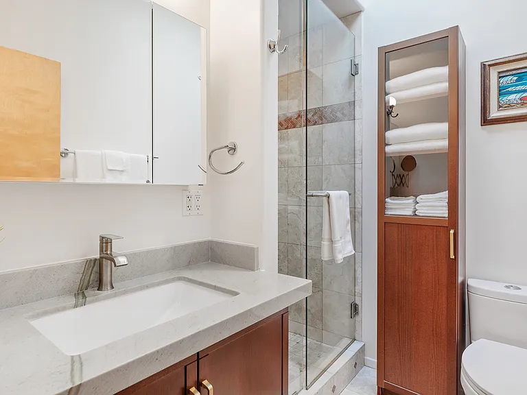 Bathroom shared with Queen bedroom and living/kitchen space