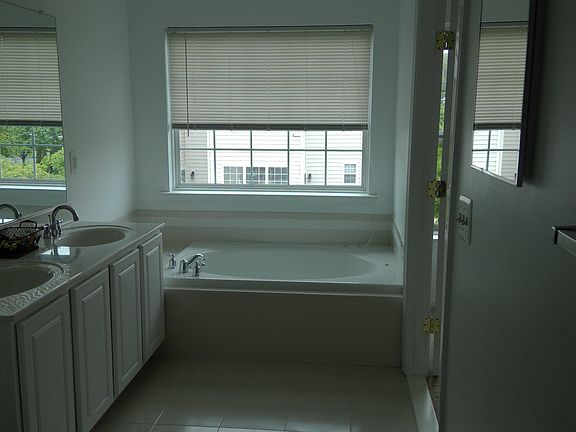 3rd image of 540 Legrace Ter NE