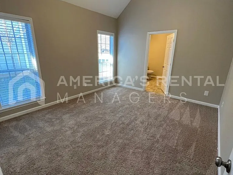 141 Flagstone Ln — Photo 10