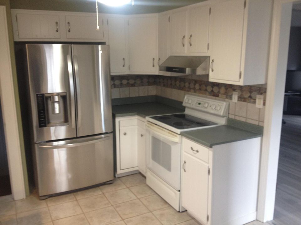 Kitchen - electric oven/stove, frig with Ice and water dispensing. Dishwasher, sink disposer,