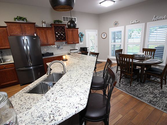 4th image of 70 Blackhill Dr