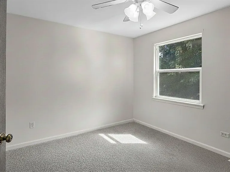 5204 Brighton Ln — Photo 6