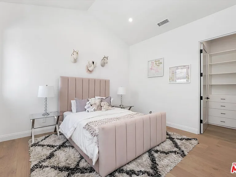 14602 Morrison St — Photo 24
