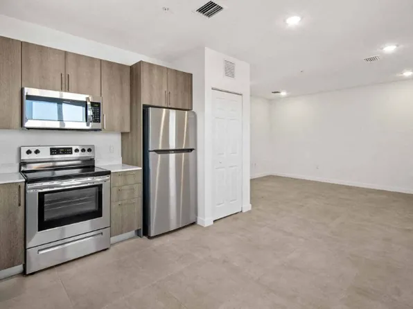 1295 W 69th St #110, Hialeah, FL 33016