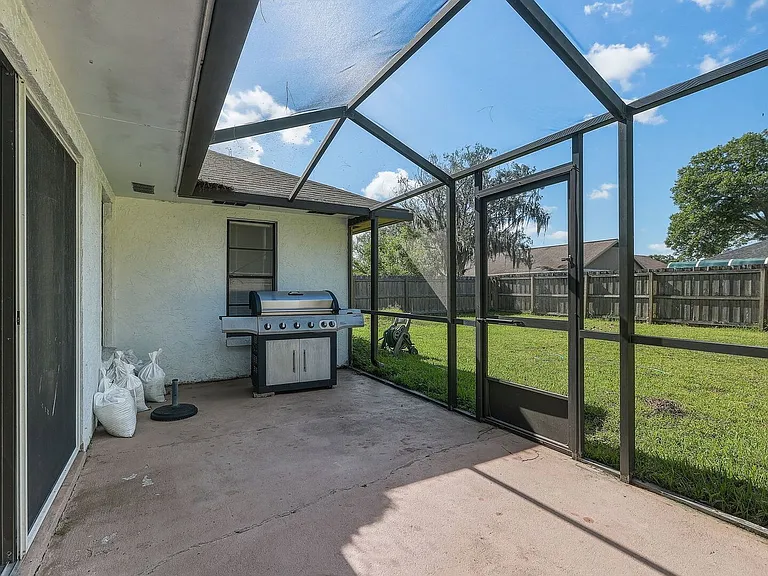 15846 Country Lake Dr — Photo 33